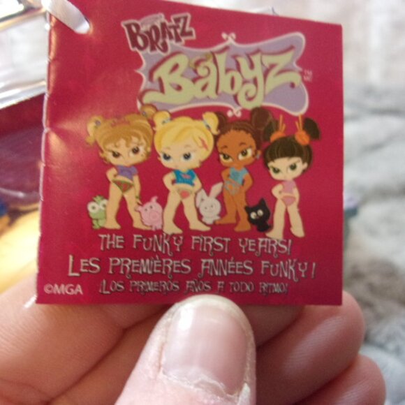 T-156 NEW SEALED 2023 BRATZ BABY CHLOE WITH ANGEL PIG DOLL - Picture 5 of 8